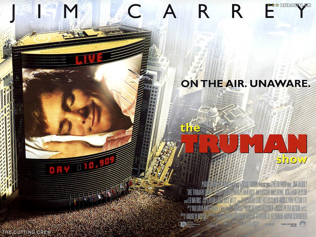 En The Truman Show (1998), Truman descubre que toda su vida ha sido observada, manipulada y transmitida en directo sin su consentimiento. Una ficción que plantea una inquietante pregunta: ¿cuánto de nuestra realidad podría estar condicionado por aquello que vemos, por quienes nos observan y por las estructuras que construyen el mundo que creemos conocer?